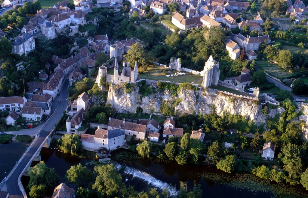 Vue aérienne du château et du village d’Angles-sur-l’Anglin dans la Vienne
